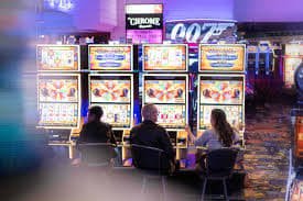 Antarmuka aplikasi asia88bet menampilkan meja live dealer dengan dealer langsung